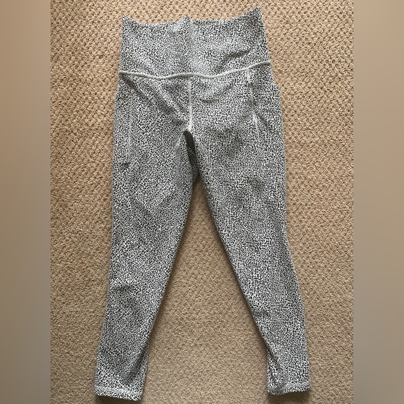 Athleta Salutation Stash Pocket II Tight-Black/White Textured - Picture 5 of 5